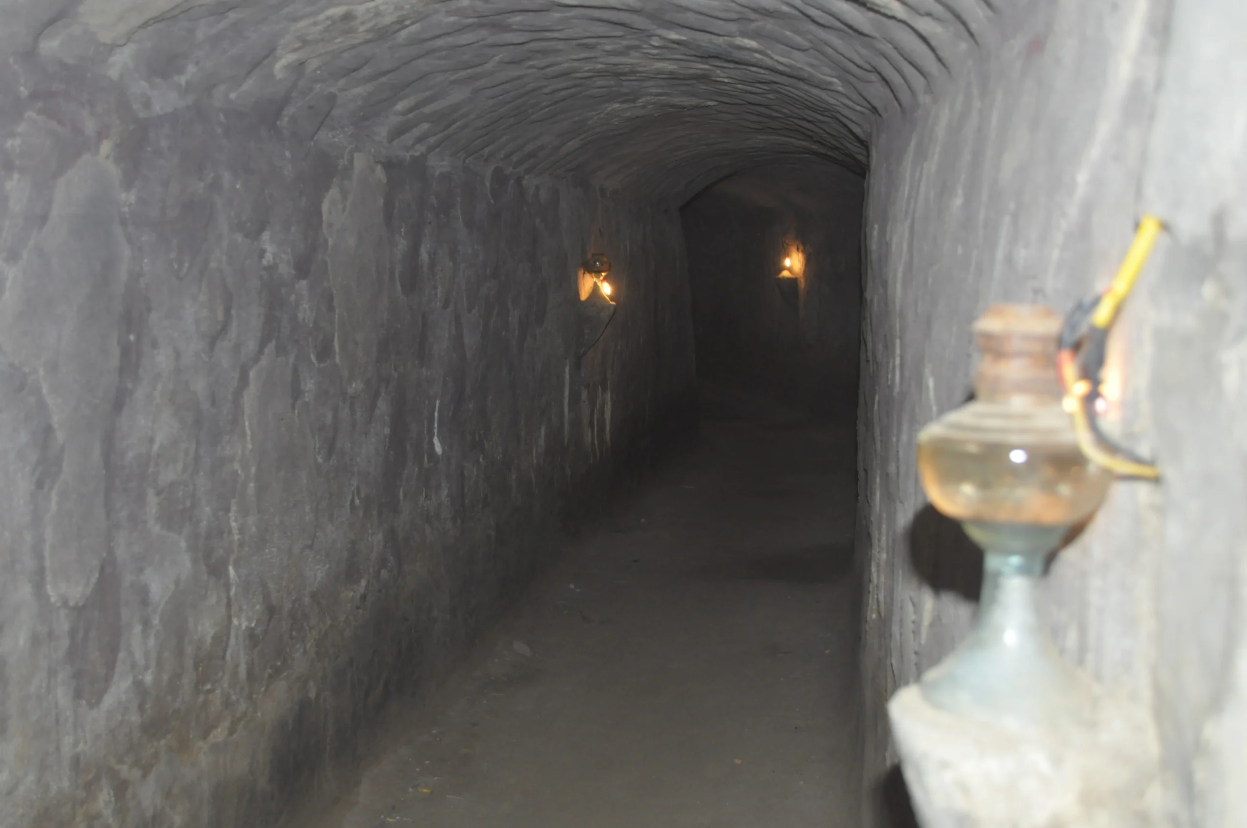 The hardened clay layer beneath the sand is the reason these tunnels are still standing today (Source: Bao Thanh Nien)