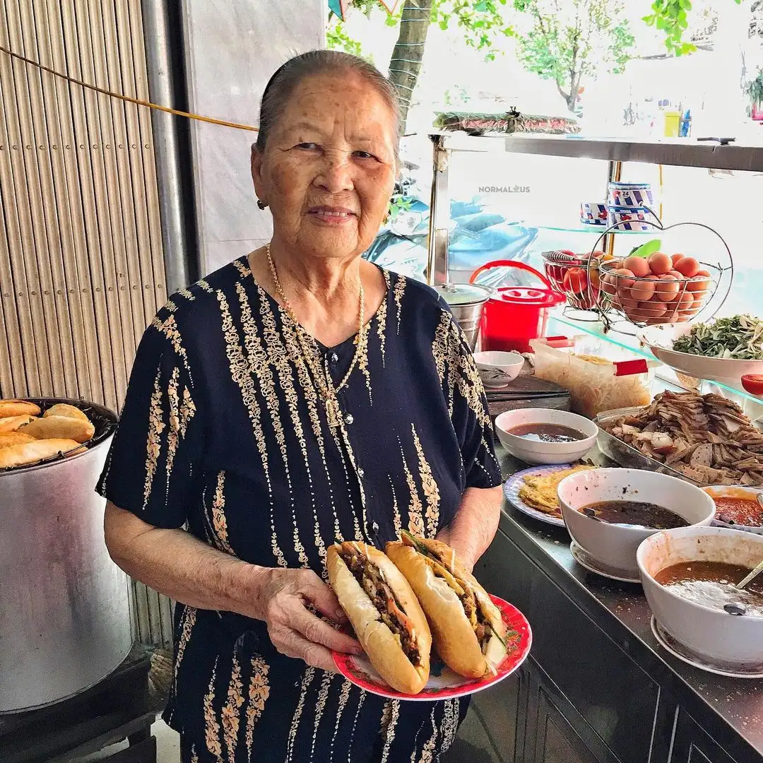 Madam Khanh The Banh Mi queen preparing banh mi sandwiches by hand in Hoi An  (Source: Collected)