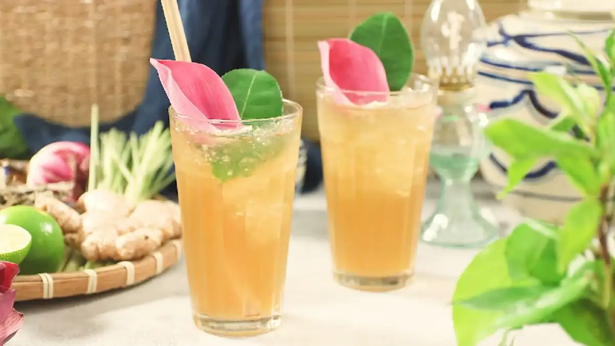 Le prix abordable de la boisson Mot à Hoi An illustré avec de la monnaie vietnamienne
