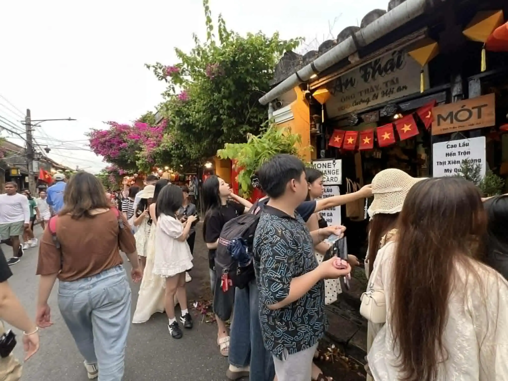 La rue Tran Phu dans la vieille ville de Hoi An, qui abrite la boutique originale de la boisson Mot