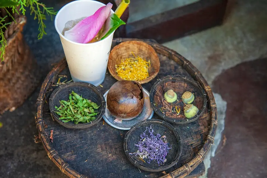Vue à plat des ingrédients de la boisson Mot à Hoi An, comprenant la citronnelle, le citron vert et le chrysanthème