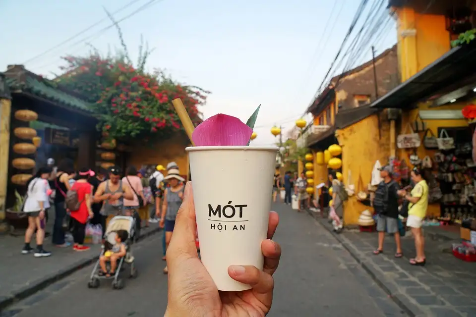 La boisson Mot à Hoi An est le thé glacé à la citronnelle qui intrigue tous les visiteurs. Découvrez sa composition, son emplacement et les horaires pour éviter la file d'attente.