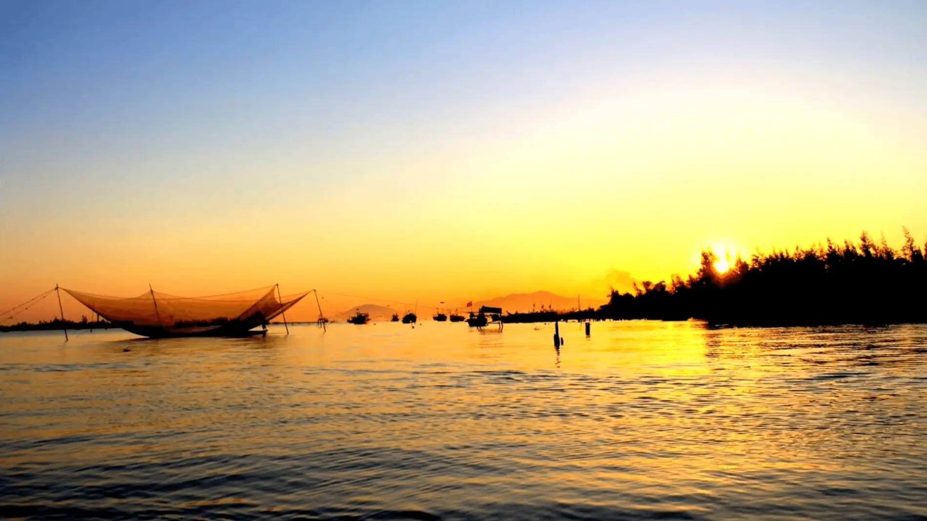 Sunset on Thu Bon River (Source: Collected)