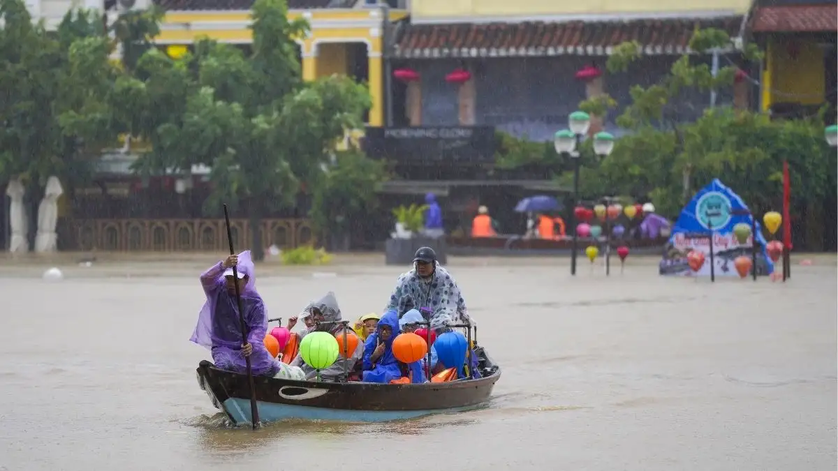 Floodwater reaches Bach Dang and Nguyen Phuc Chu streets along the Hoai River in Hoi An (Source: VnExpress)