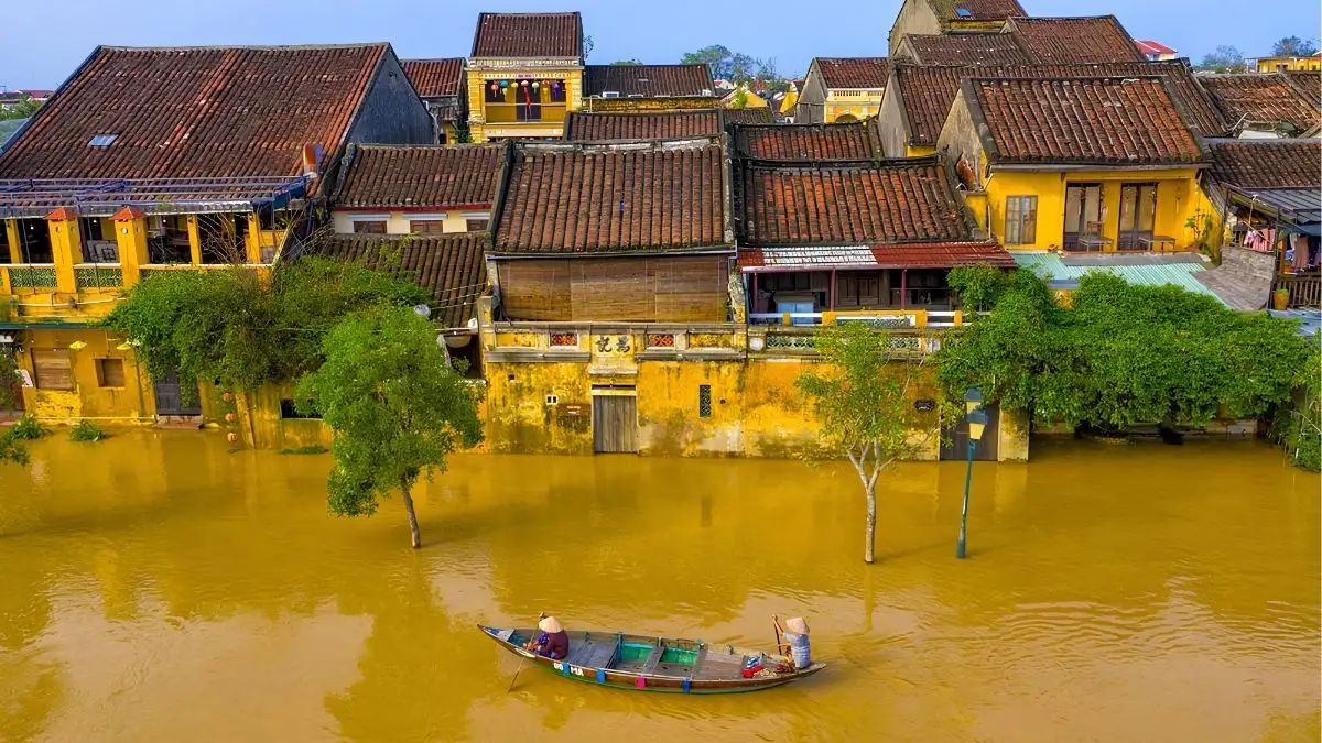 When is the central Vietnam floods season? (Source: Do Vu)