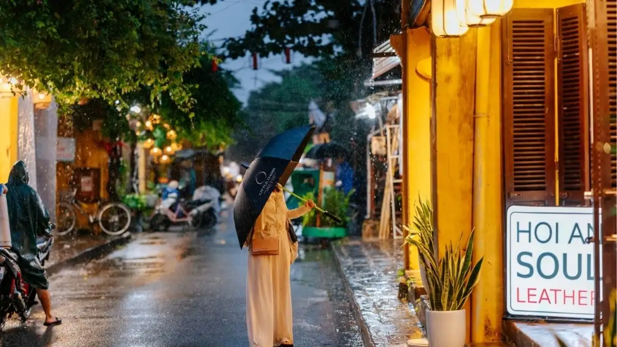 Rain falls over Hoi An's old streets, giving the Ancient Town a quieter atmosphere (Source: hoianworldheritage)
