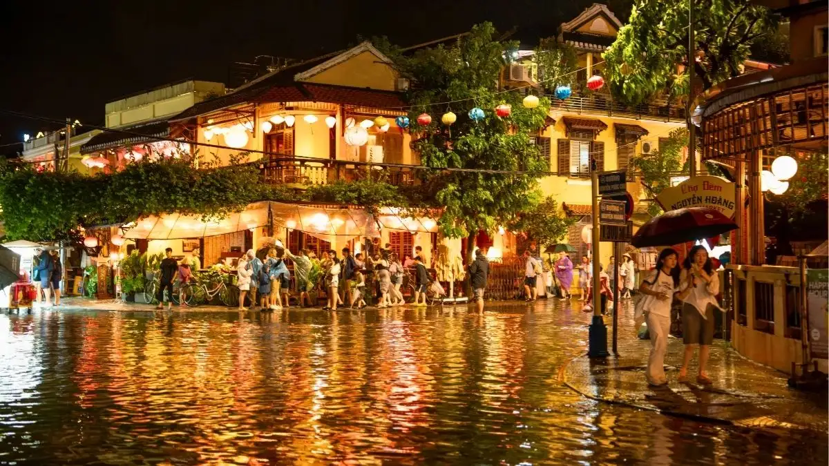 Floodwater covers Bach Dang Street, making normal travel through Hoi An difficult (Source: VnExpress)