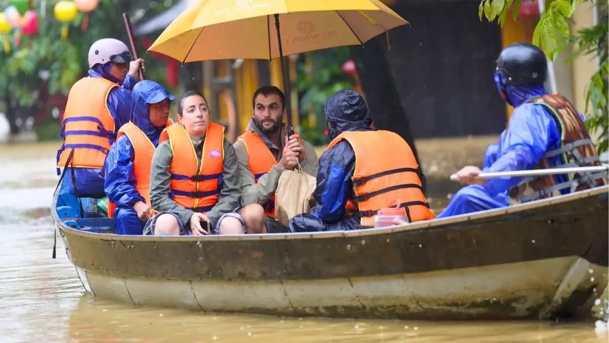 Some tourists hired small boats to navigate the flooded streets of the Ancient Town (Source: VnExpress)