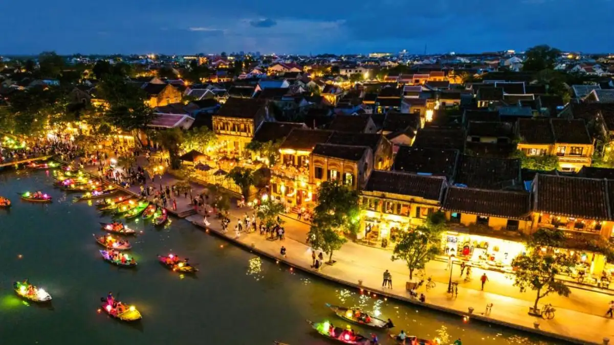 Hoai River at night with glowing lanterns, boats, and a romantic riverside atmosphere (Source: Bao Tuoi Tre)
