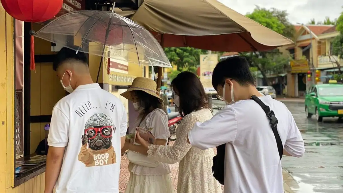 Tourist are waiting for buying a ticket to get into there (Source: Bao Chinh Phu)