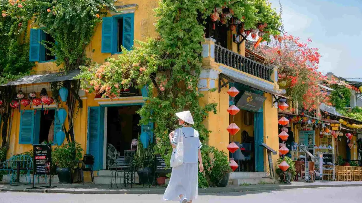 The funny fact about Hoi An is: do not wear yellow clothes when visiting there (Source: Bao Lao Dong)