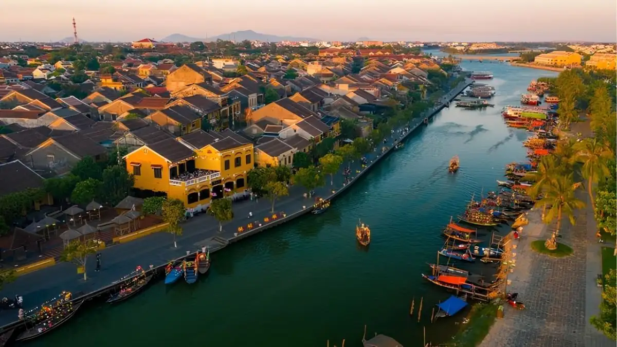 The Ancient Town covers about 2 square kilometers, bordered by the Thu Bon River and crossed by a few main streets (Source: VnEconomy)
