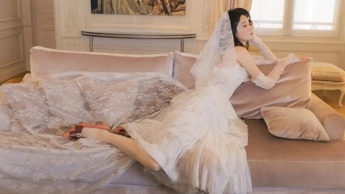 With the right styling and adjustments, even unlikely dresses can create stunning results. (Source: Bao Thanh Nien)
