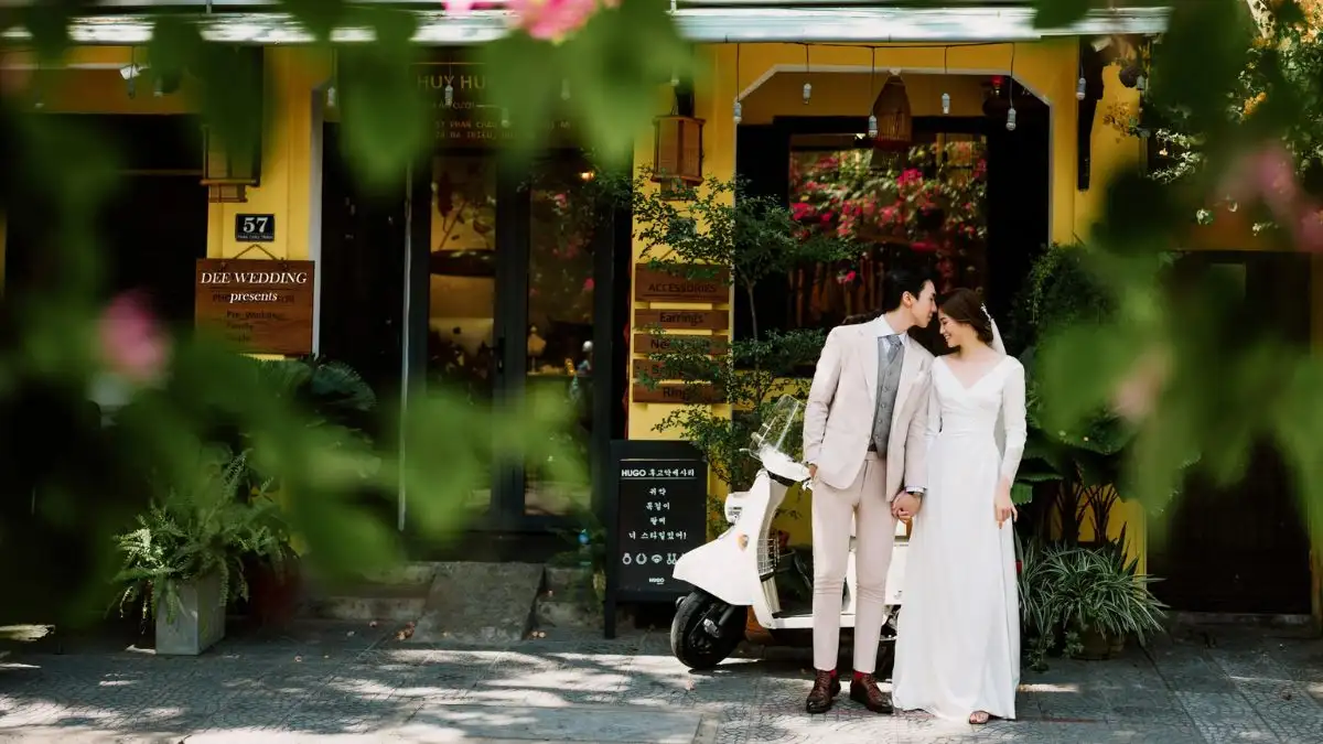 Couple in Hoi An captured with perfect timing, soft light, and a clean, crowd-free frame ( Source: Dee Wedding)