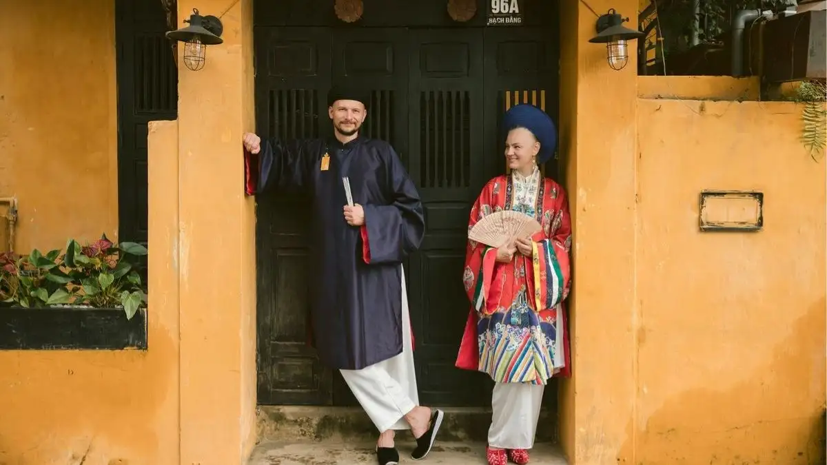 Wearing contrasting colors in Old Town: Navy, red, and white outfits stand out beautifully against Hoi An’s iconic yellow walls (Phuc Lee Hoi An Photographer)