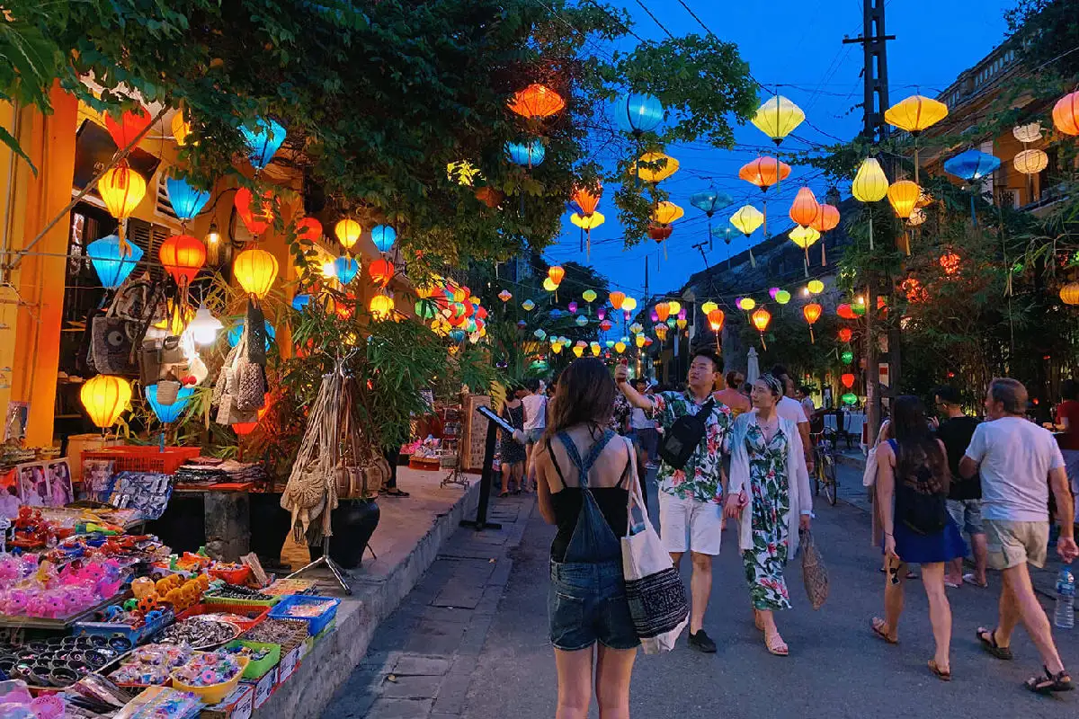 Family walking through a pedestrian street in Hoi An Old Town with lanterns (Source: Vietnam Visa)