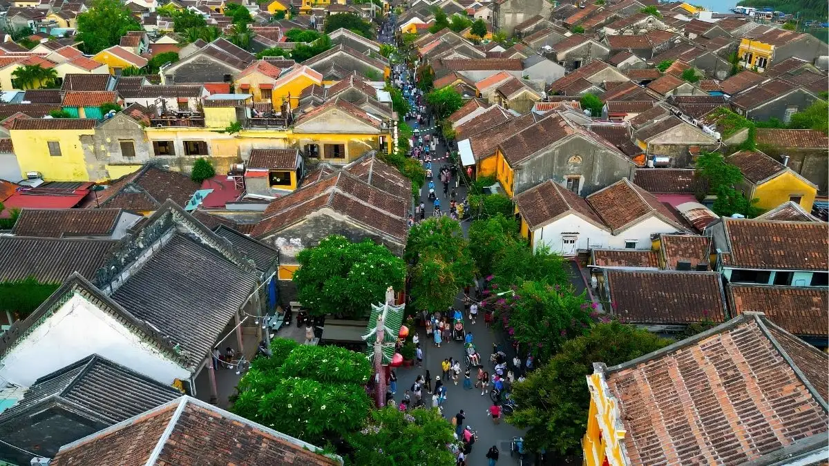 Tran Phu Street is located in the heart of Hoi An's Old Town; it is 1 kilometer long and 5 meters wide (Source: Bao Vietnamnet)