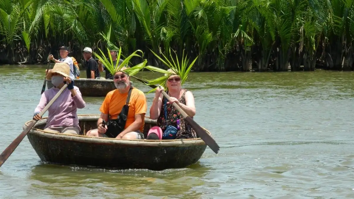 A small token of appreciation for the boatman after the trip (Source: Klook)