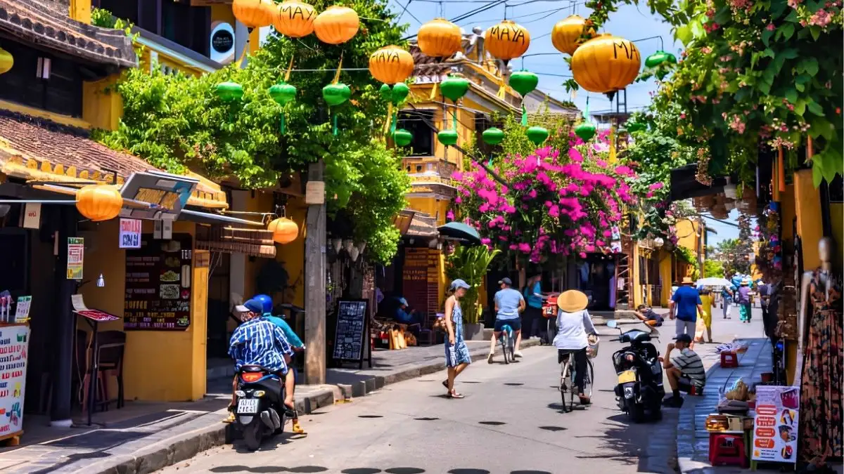 Before booking or paying for an experience in Hoi An, a few simple questions can help you avoid unexpected charges (Source: Cong nghiep & Tieu dung Magazine)