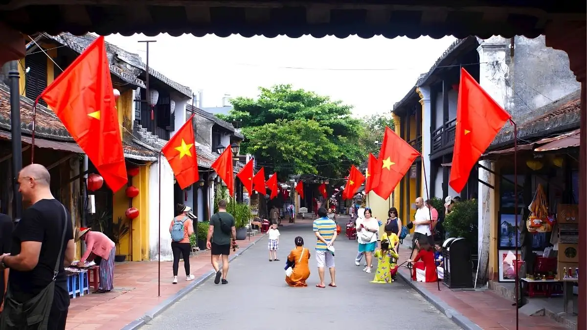 Vietnamese flags displayed along Hoi An Ancient Town for National Day (Source: Bao Da Nang)