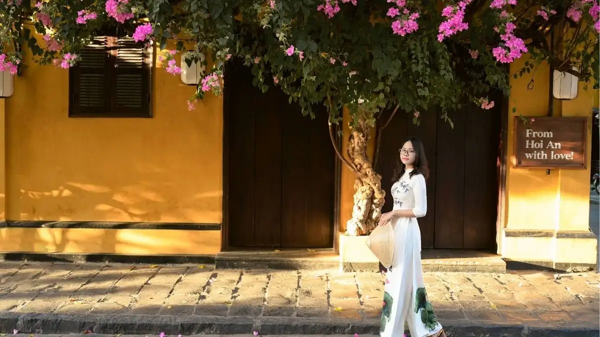 Wear Ao Dai and capture National Day photos in the Ancient Town (Source: TherFilm Studio)