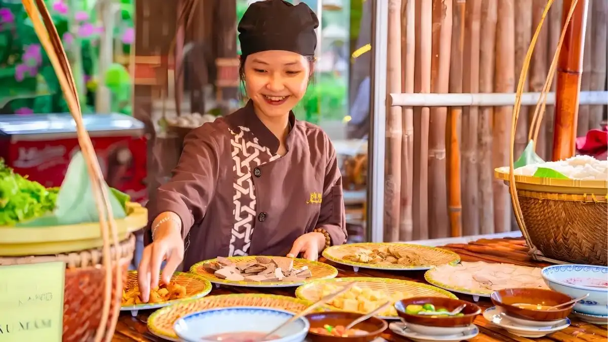 Buffet Ganh at Hoi An Memories Island featuring traditional Central Vietnamese dishes (Source: Ky Uc Hoi An)