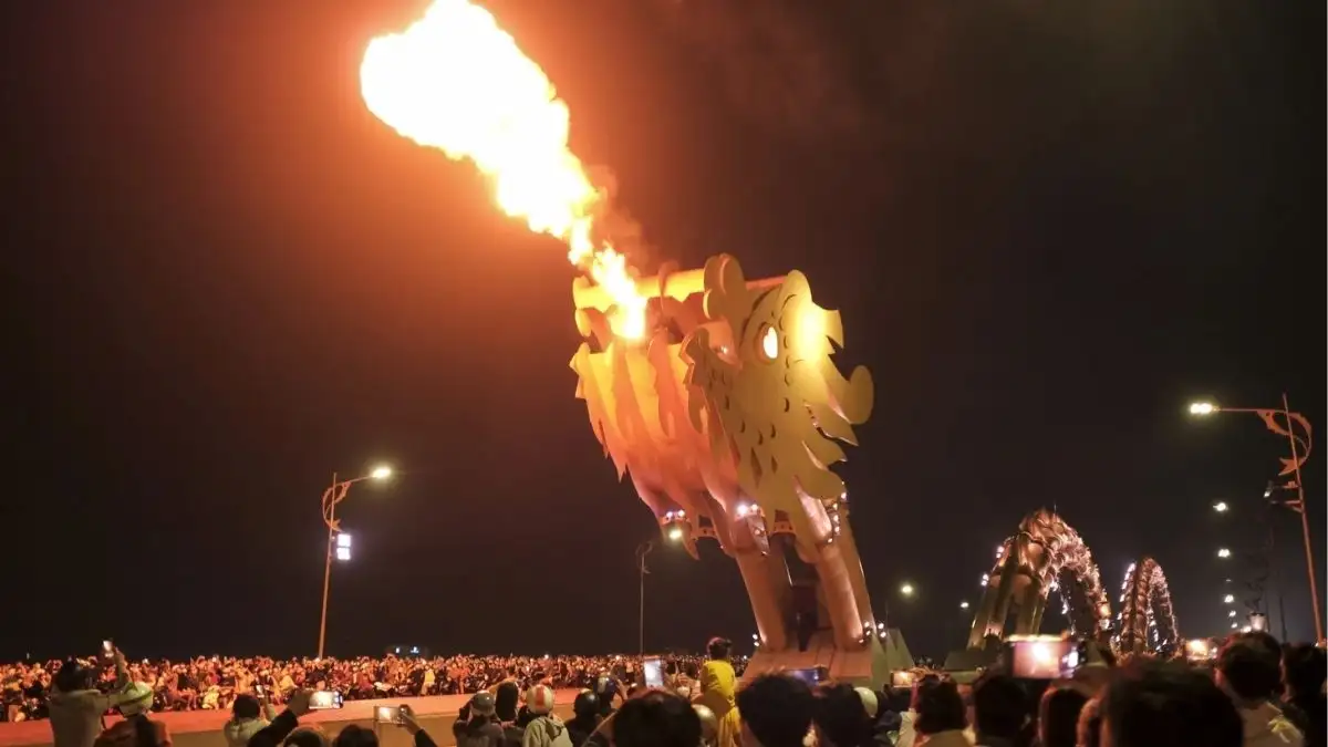 Dragon Bridge fire and water show in Da Nang at night (Source: Bao Tuoi Tre)
