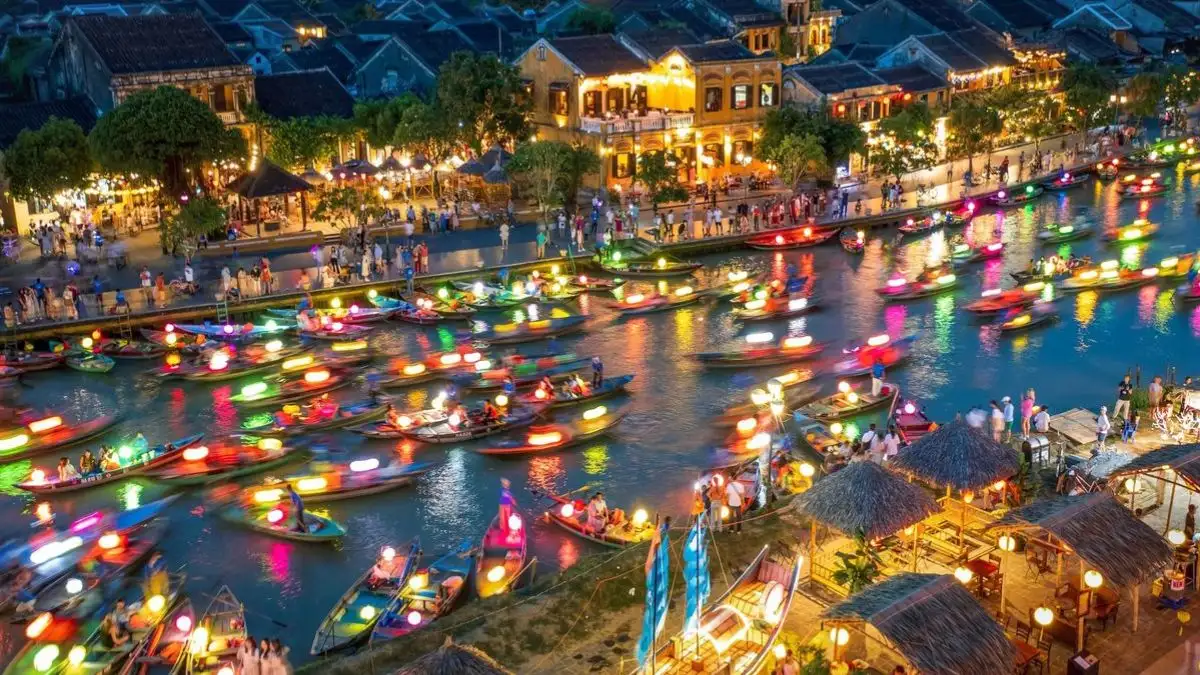 What is the weather like in Hoi An around National Day? (Source: Cuong ART)