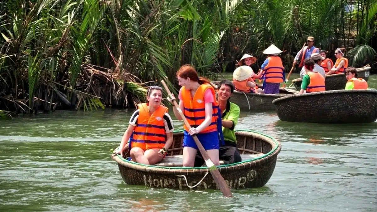 Basket boat racing at Bay Mau coconut forest - groups of colleagues paddling together during outdoor team building activities (Source: Bao Dan Tri)
