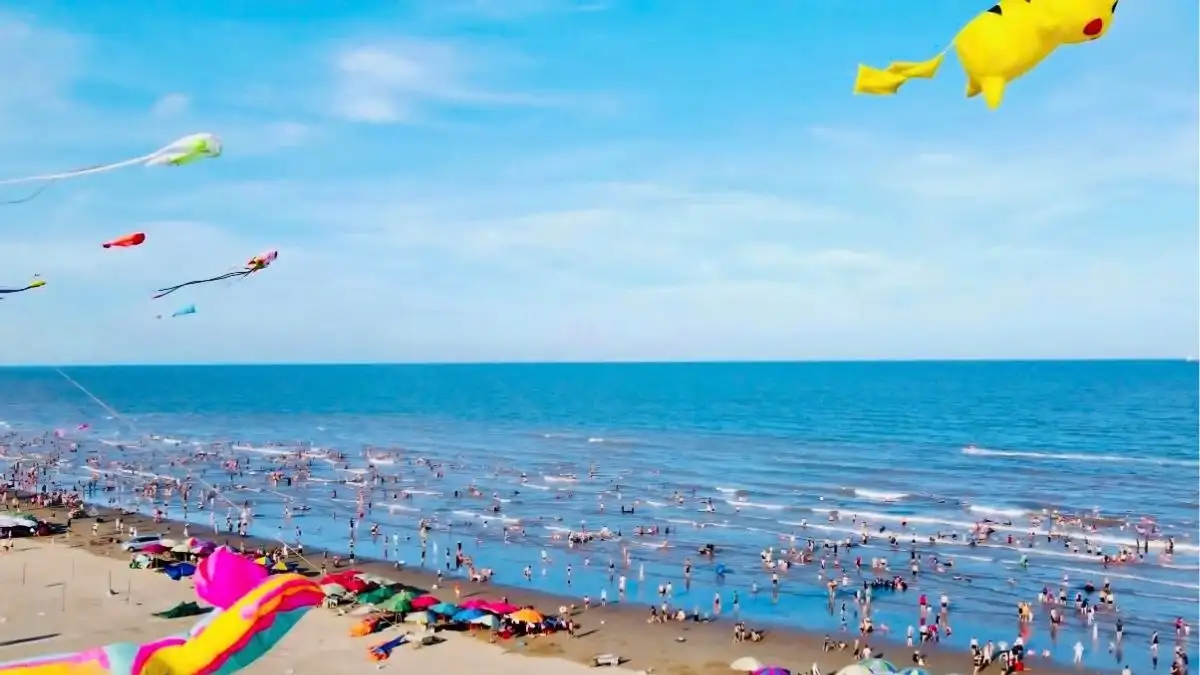 Teams can take their finished kites to Binh Minh Beach for a relaxed flying session (Source: Bao Ninh Binh)
