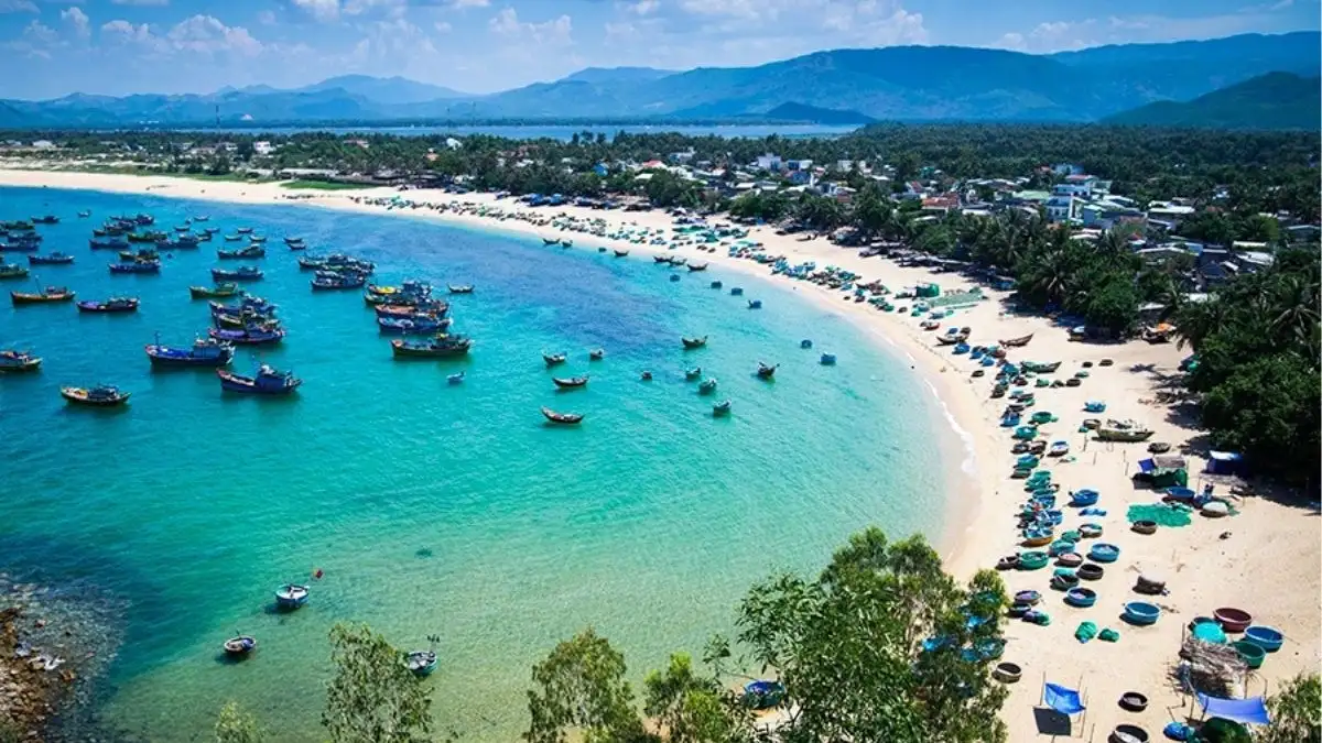 Cua Dai Beach is a public area, meaning tourists and local residents can freely access it (Source: Collected)