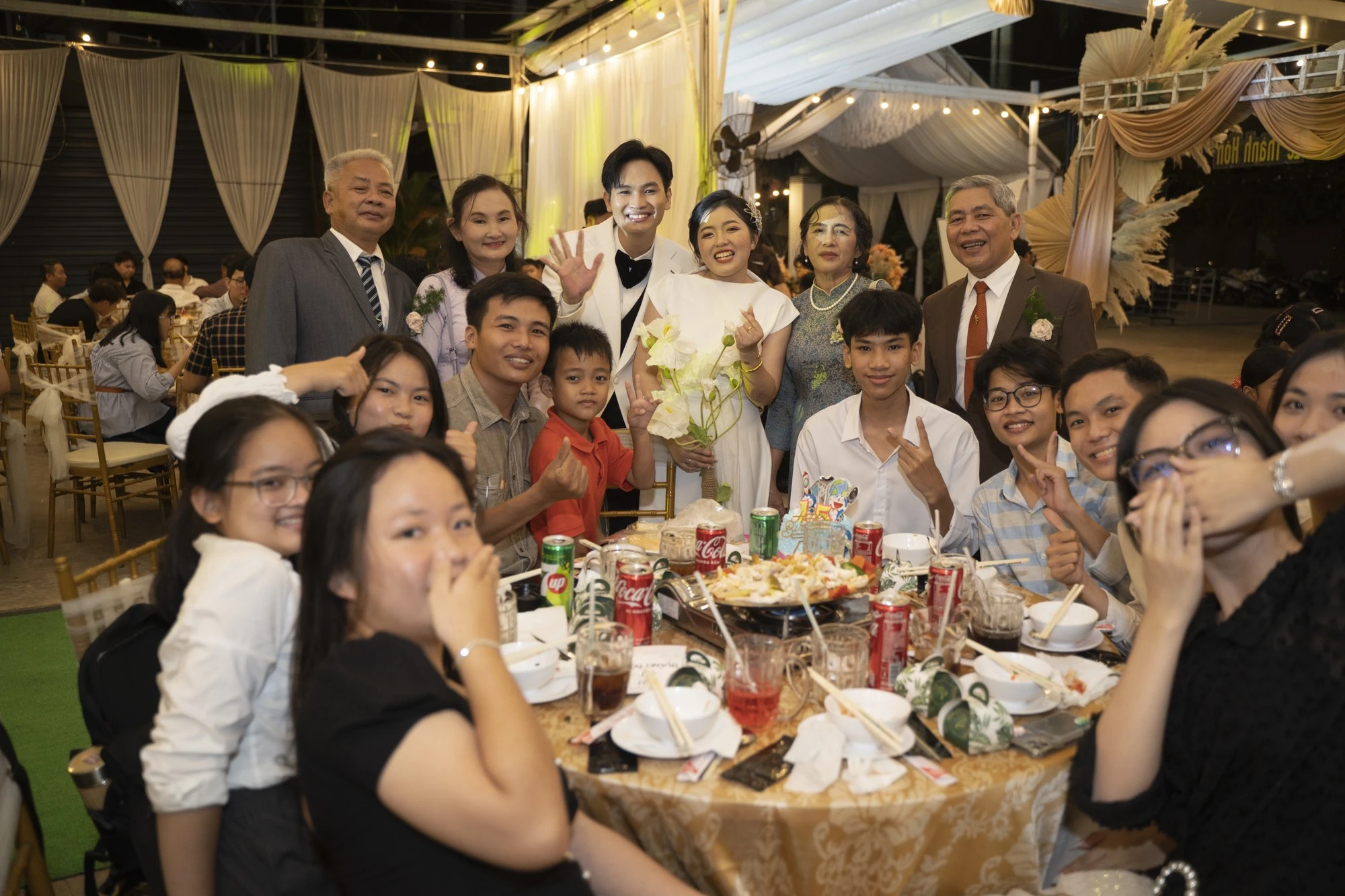 Eveyone is tasting dishes from the wedding menu on wedding day (Source: Bao Thanh Nien)