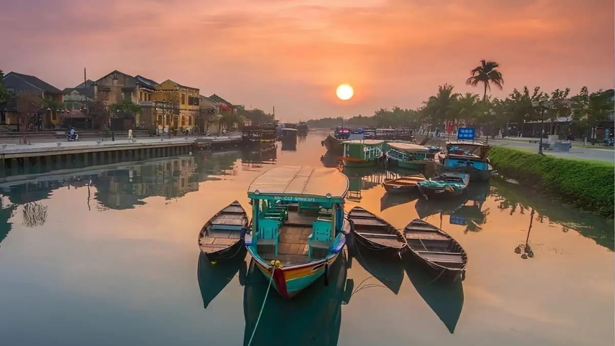 Hoi An feels very different at 6:00 AM (Source: kenh14.vn)