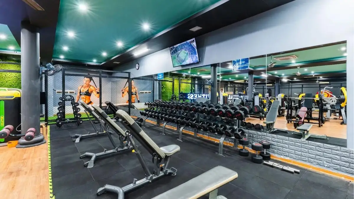 At a gym in Hoi An, a one-day pass typically costs around 30,000-100,000 VND (Source: Superfit Gym & Yoga Hoi An)