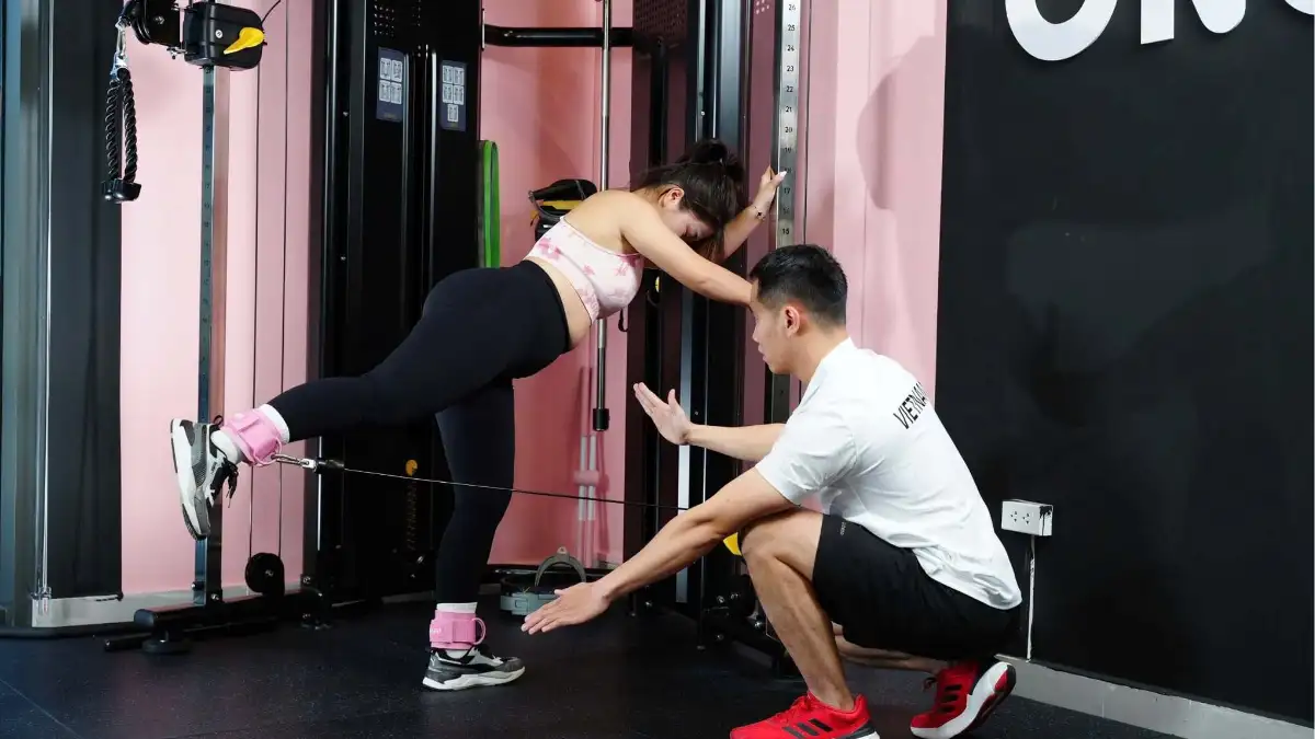 A personal trainer can help you learn proper form and build a structured workout routine (Source: VnExpress)