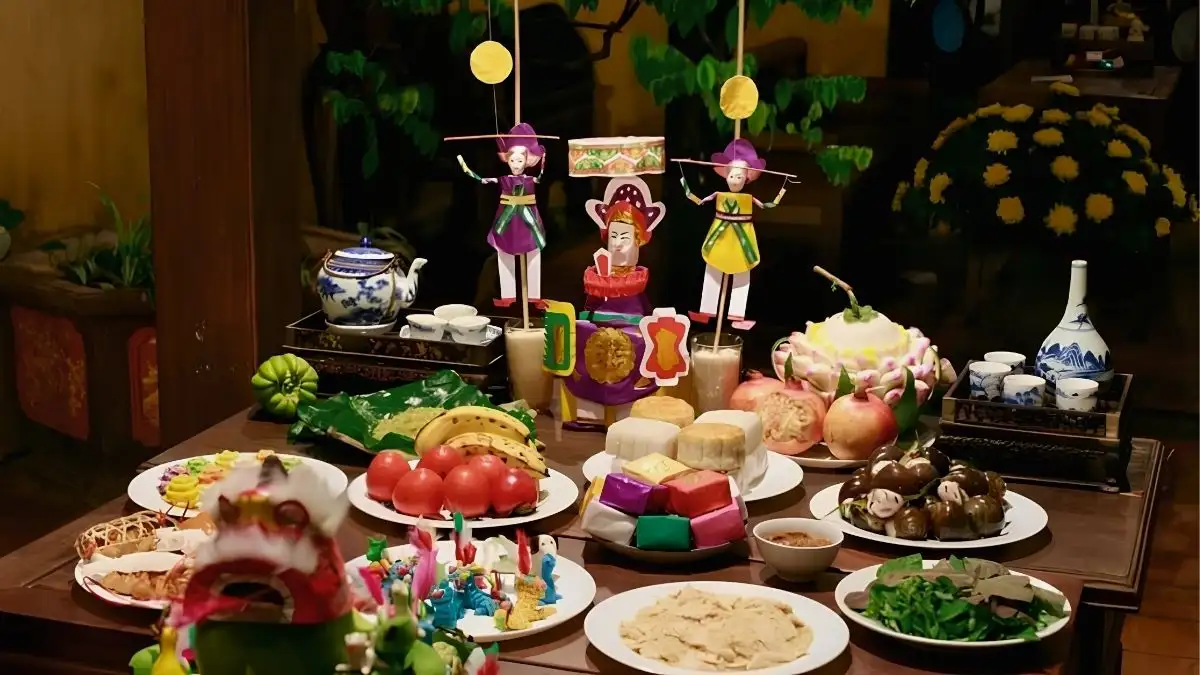 Visit in the afternoon to see the offering trays and heritage houses before the crowds arrive (Source: doisongphapluat.com.vn)
