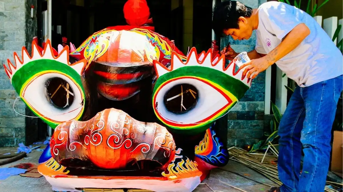 Artisan Nguyen Hung, 50, has over 30 years of experience crafting Thien Cau figures in Hoi An (Source: VnExpress)