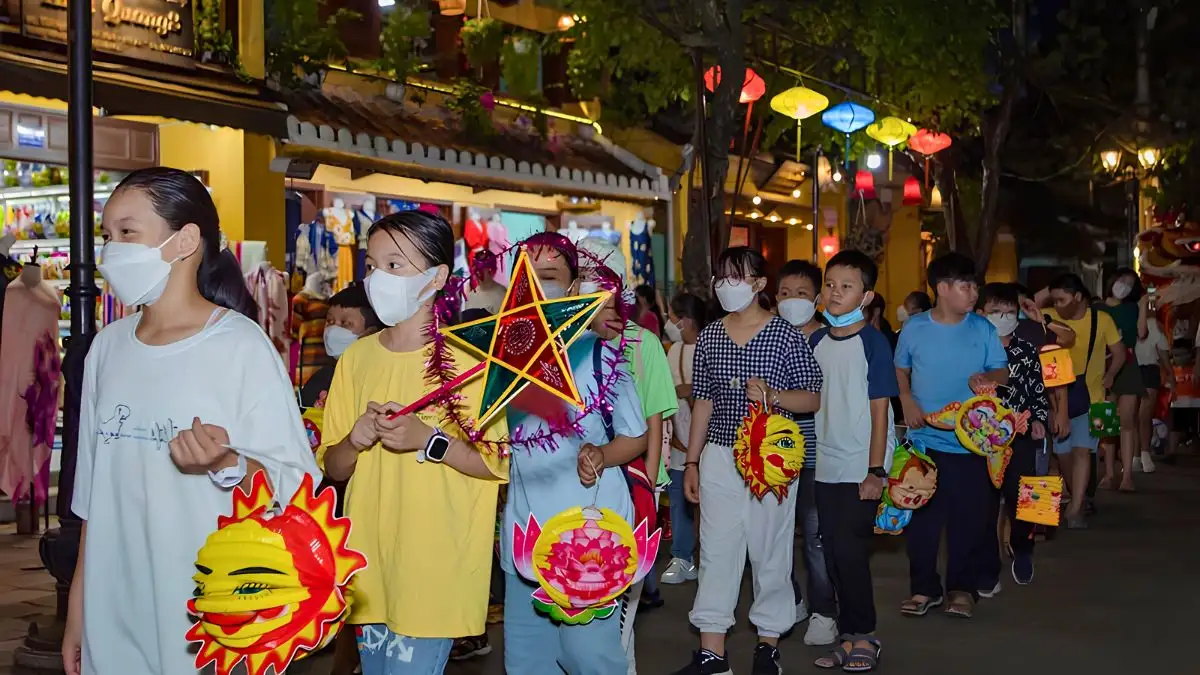 Kids carry star-shaped and animal-shaped lanterns through the streets (Source: Collected)