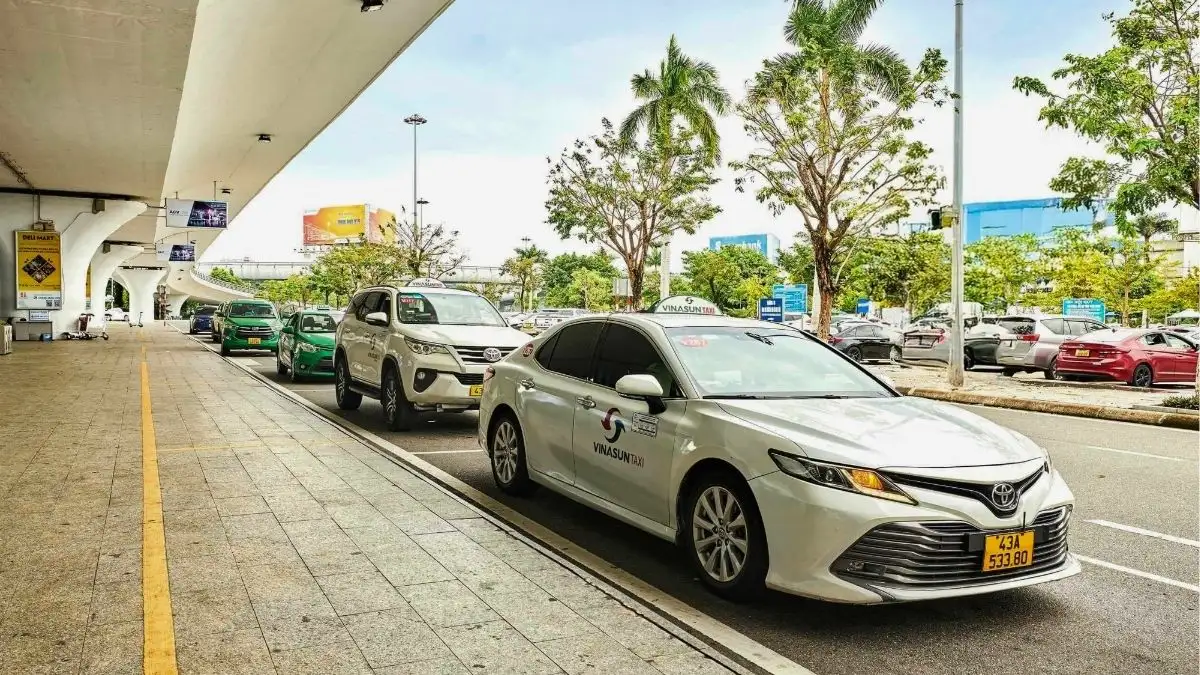 Vinasun (white and red) is a safer choice, with metered taxis and clear branding (Source: danangairport.vn)