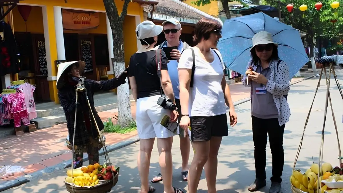 Street vendors are a familiar sight around Hoi An Old Town (Source: Bao Dai Doan Ket)