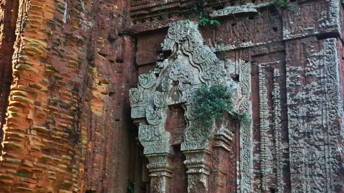 The archways feature stylized foliage motifs tapering into bodhi-leaf shapes
