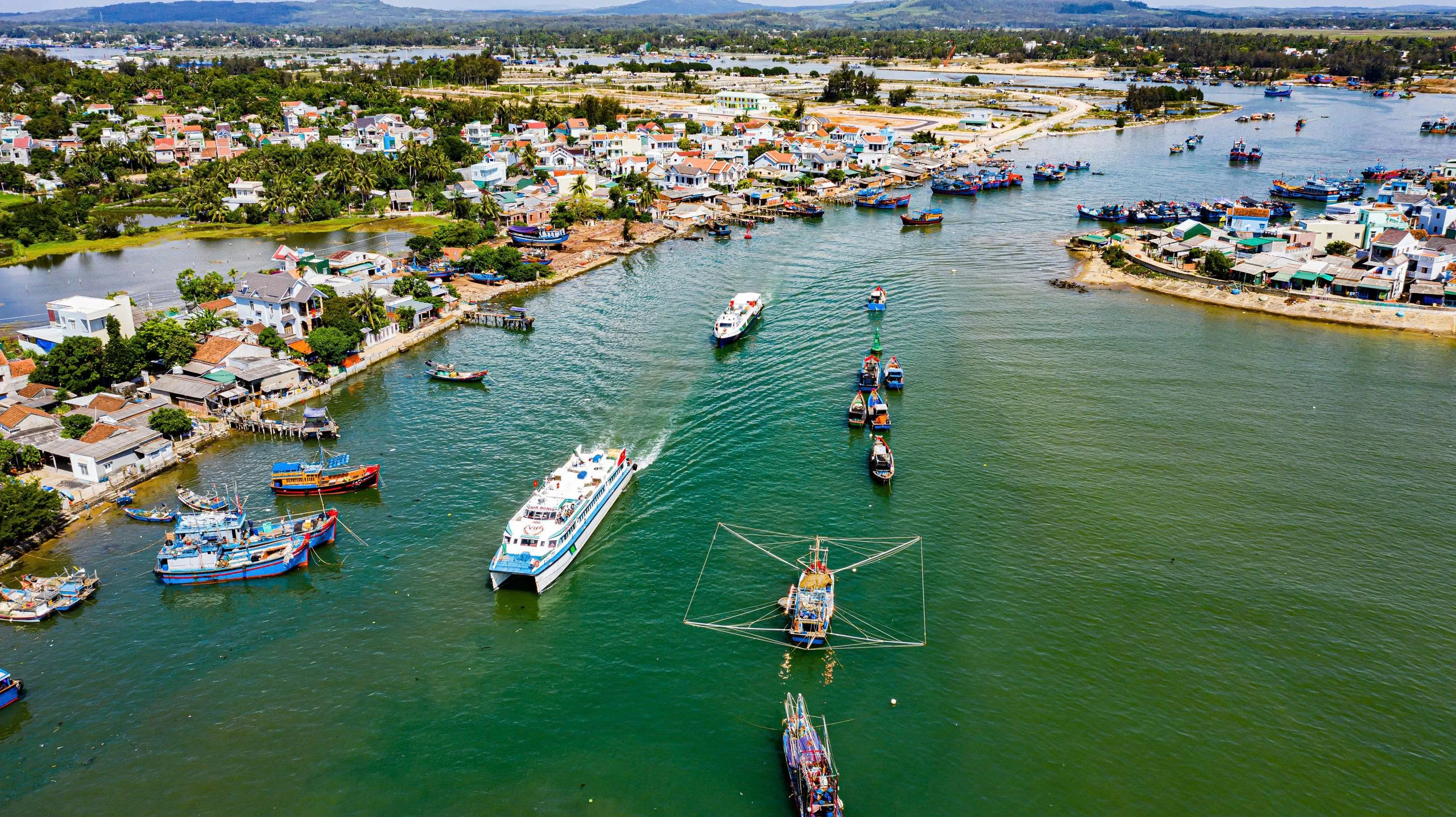 From Hoi An to Ly Son Island The Sa Ky to Ly Son crossing takes well under an hour on current high-speed boats, weather permitting (Source: Bao Thanh Nien)