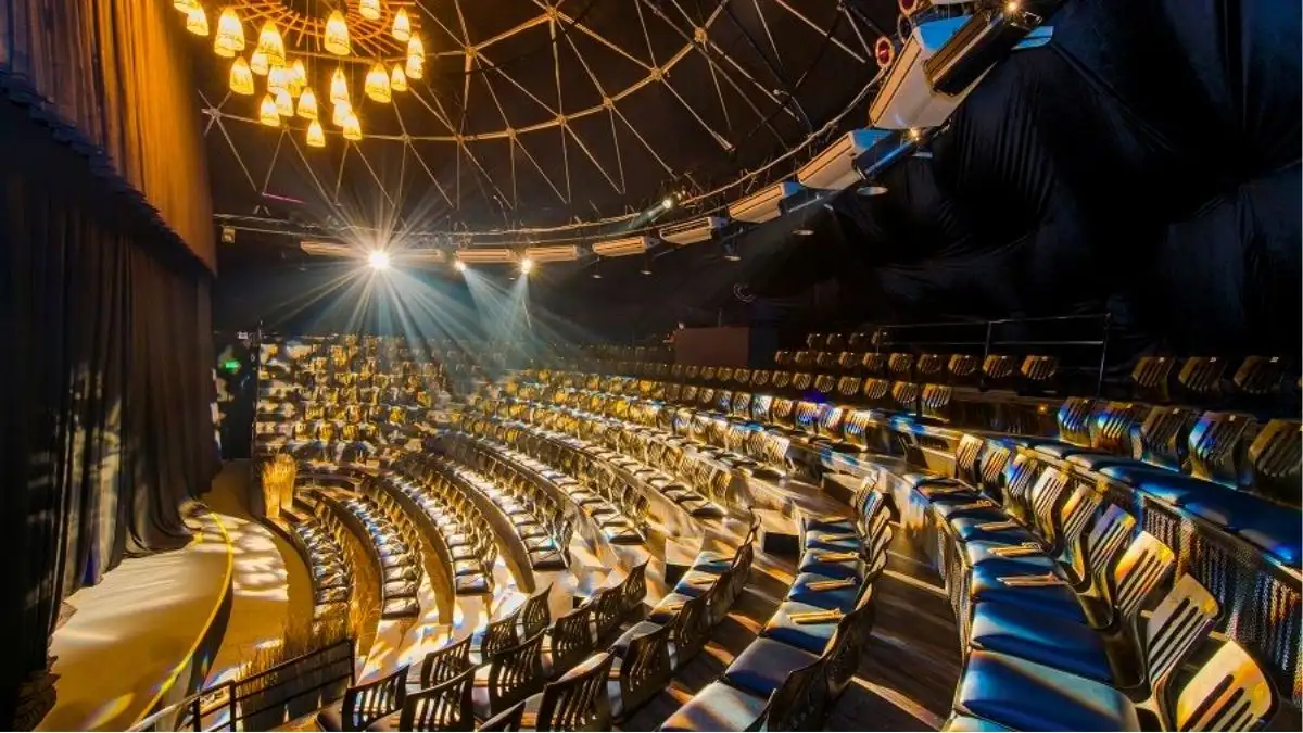 With only 299 seats, the choice of seat class can noticeably affect your experience (Source: Lune Production)