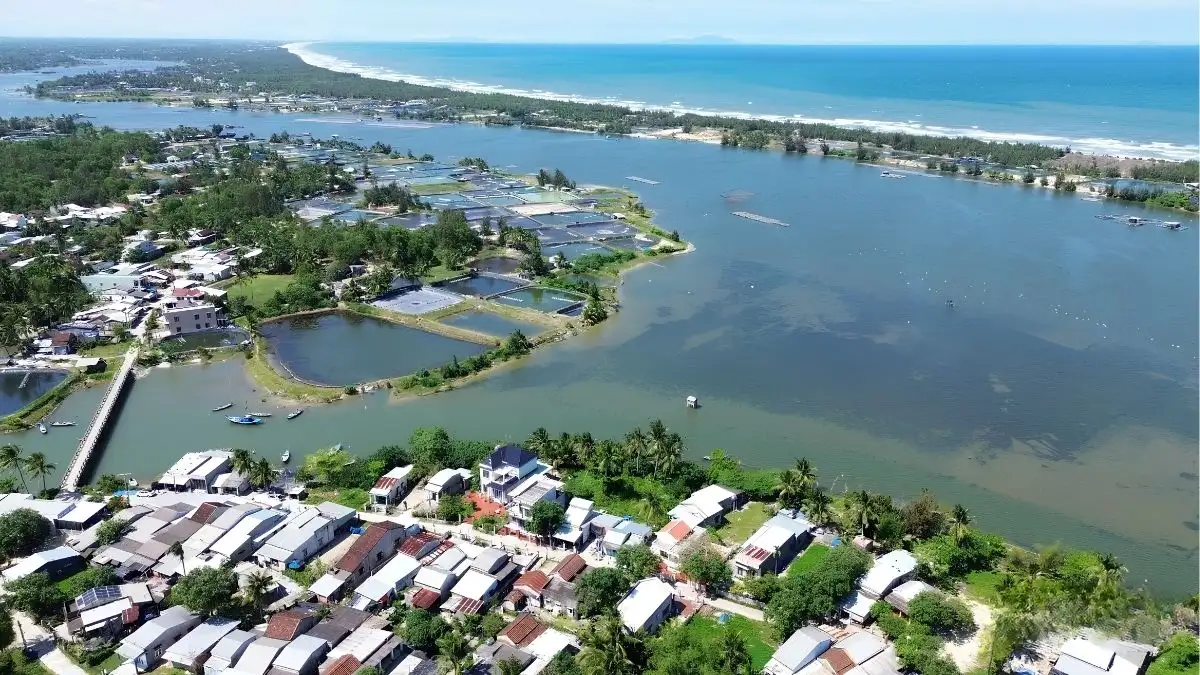 The Truong Giang River flows along the coast (Source: Bao Tuoi Tre)