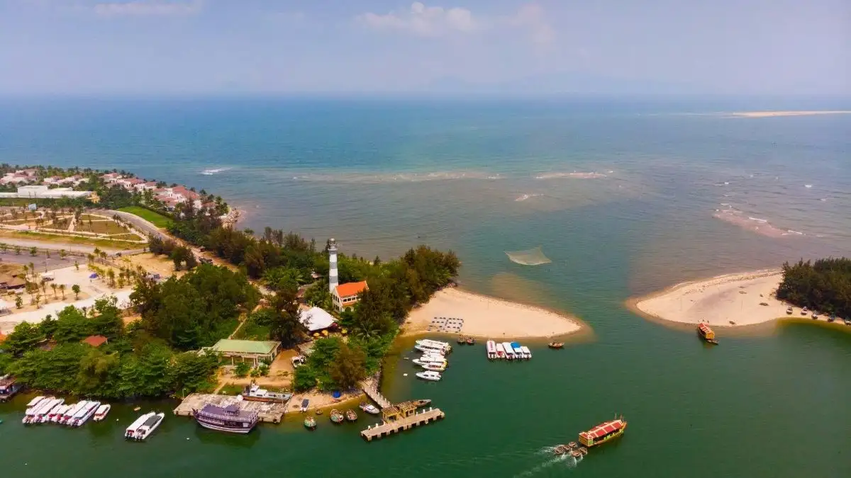 Truong Giang vs Thu Bon rivers meet near Cua Dai, just outside Hoi An (Source: Collected)