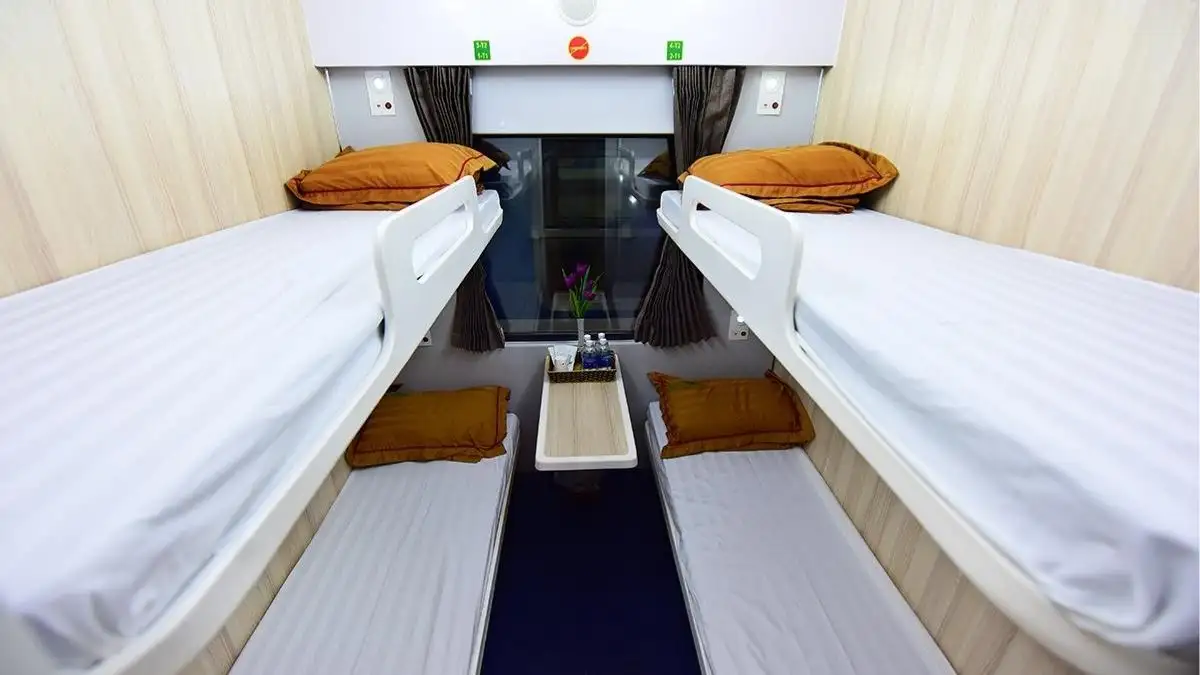 A four-berth cabin has two upper and two lower berths (Source: Bao Tuoi Tre)