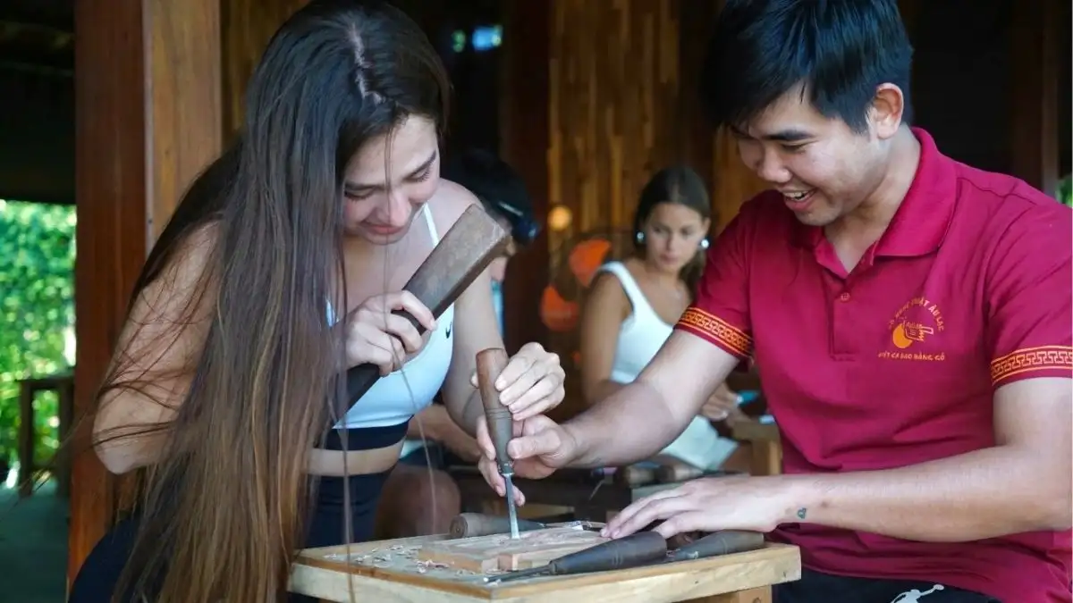 The workshop is beginner-friendly, with instructors showing you how to use the tools before you start (Source: Wood Art Vietnam)