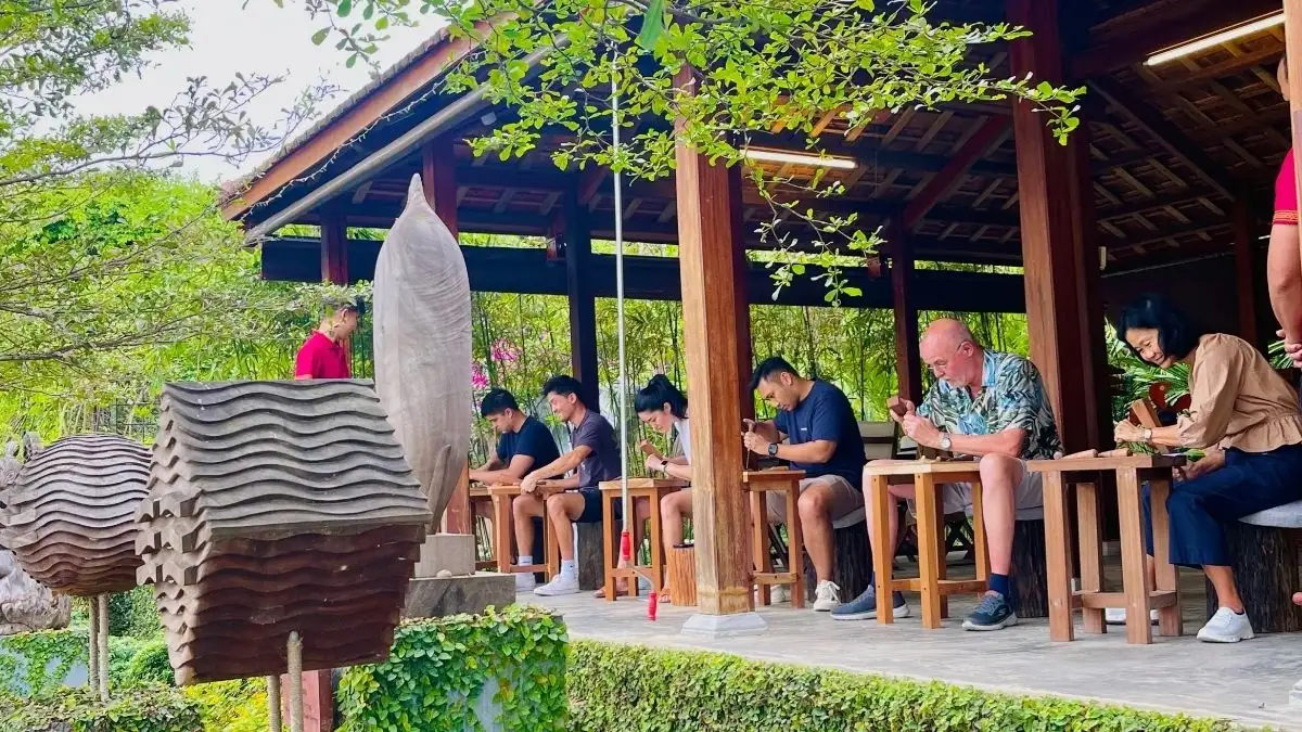 If you want to make your own wood art, this workshop offers a different experience from lantern or pottery classes