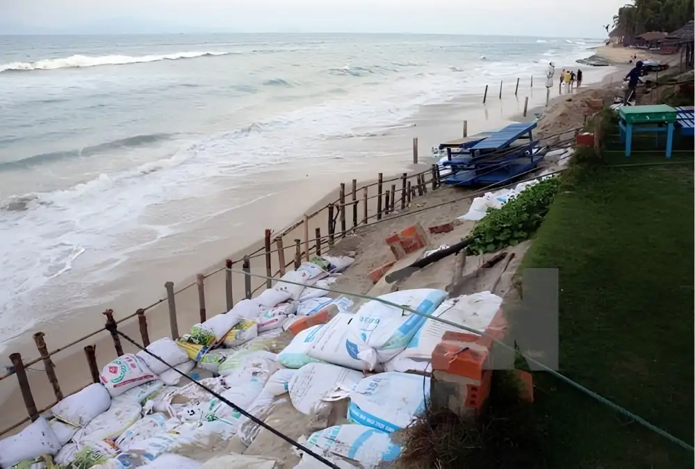 Beach closures and construction work disrupted some resort stays in 2026 (Source: TTXVN)