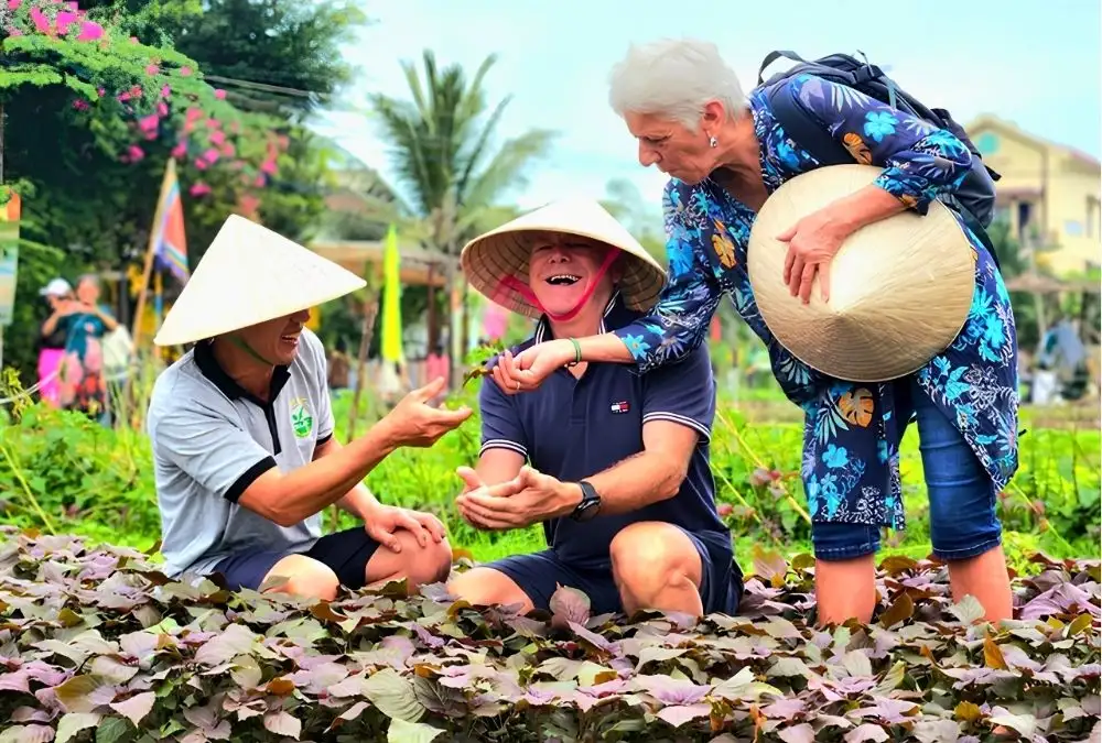 Wear clothes that work for both the ritual and the fields (Source: vietnamnews.vn)